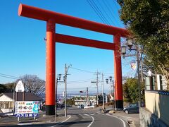 夜明け前に家を出たので、鳥居の傍の駐車場が埋まる前に到着。歩き始める