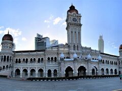 ＃スルタン・アブドゥル・サマド・ビル

イギリス統治時代には、連邦事務局として行政の中核となった建物。1890年代にイギリス人建築家ノーマンの設計で建築された。現在はマレーシアの最高裁判所になっています。修復中の為、内部見学不可
