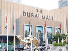 《ドバイモール DUBAI MALL》

ドバイモールの地下にはタクシーの発着所があることを後で知ったが、この時は地上の玄関口の近くで降ろされた。
10メートルほど歩くことになったが、灼熱地獄だった。
今まで体験したことがない暑さだった。50℃ぐらいあったのかもしれない。