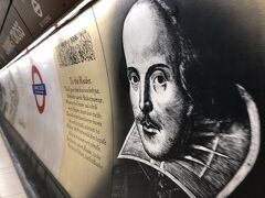 チャリングクロス駅で下車。壁画のおじさんはシェークスピアです。