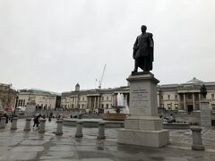 チャリングクロス駅から地上に出ると、そこはトラファルガー・スクエア。今日も天気が悪いです…