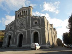 木々の生い茂る石畳の坂道を登っていくと、ひっそりと立ちつくす大きな教会がありました。聖マルゲリータの墓所である、聖マルゲリータ教会です。