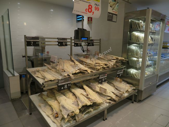 ポルトガルの国民食といえば、タラですよね。<br /><br />ガイドブックなどでそういう知識は仕入れて行ったけど、本当に知識と、見たものが一致したというか、知識以上に、見たもののインパクトが大きくて（笑）、タラだ！タラだ！タラだ！と、心の中ではしゃぎまくり。<br /><br />初めて行ったスーパーはタラばっかり。