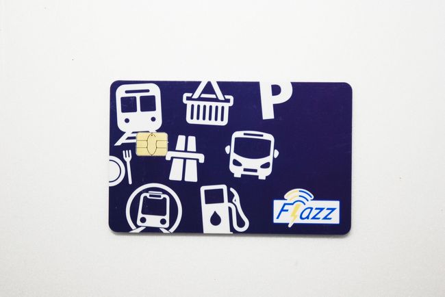 トランスジャカルタのバスに乗るためには、駅の窓口で、写真のようなカードを買い、これにチャージしてもらいます。1回の乗車は3500ルピー（35円）です。プラットホームを出なければ、乗り換えても、引き返してもお金を払う必要はありません。