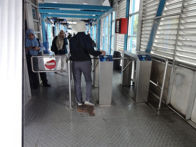 改札口のセンサーにカードをかざすと、緑の矢印が出て通過O.K.となります。