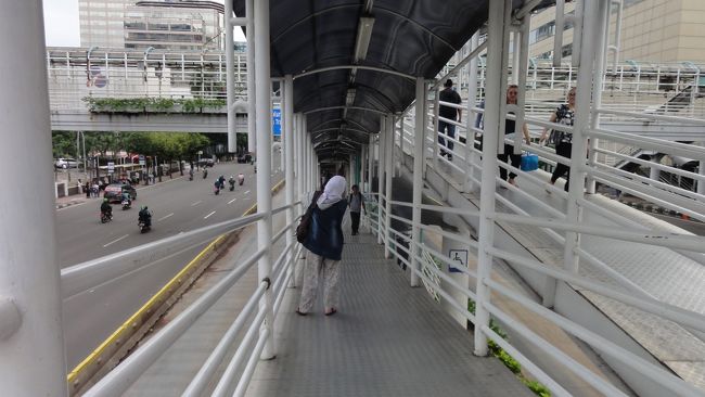 トランスジャカルタのホームは道路の中央にあり、道路の両側からこ線橋を渡っていくようになっています。