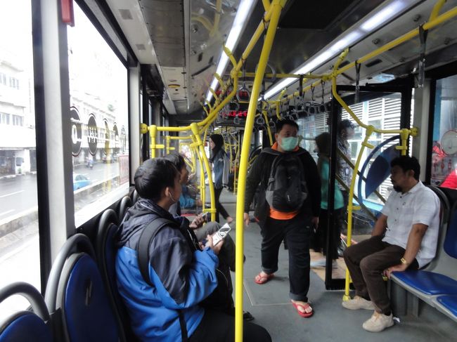 バスの内部、前方に女性専用エリアがあります。