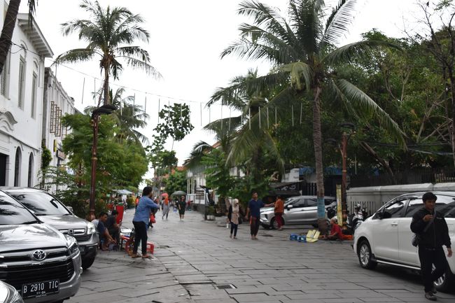 コタからファタヒラ広場に向かう道、土産物屋が店を広げる。