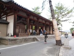 15：43　唐招提寺　
759年創建　開基は鑑真

中学の修学旅行では、拝観していません。薬師寺から京都に戻る時にこの道を通り、車内から見ただけ。

あれから四十数余年、門の前に張り出した木があって、大型バスは通れなくなってます。