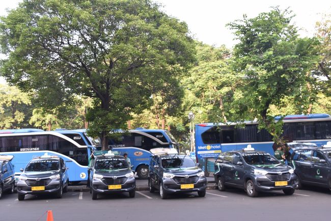 ガンビル駅の周辺、エアポートバス、タクシーが駐車。