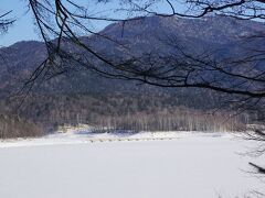 　タウシュベツ川橋梁は、まだ崩壊せず、湖面から少しだけてっぺんを覗かせていましたよ。