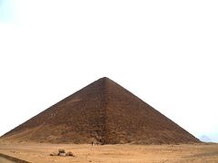 まずはダハシュールへの赤のピラミッドへ。
クフ王の父親、スネフェル王が建設したそうです。