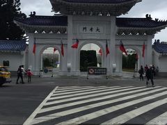 台湾3日目。中正紀念堂へ。以前は現地ツア－で駆け足で回ったので今回はゆっくり自分達のペ－スで回ってみました。