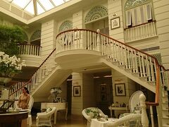 日本から予約していた“オーサーズラウンジ”でアフタヌーンティー。
ここは中山美穂・西島秀俊主演の映画｢サヨカライツカ｣(2010年)で中山が演じたホテルマネージャーが住み込みで働いていた所として描かれていた場所。