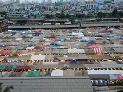 その後、サイアム・パラゴンでお土産を買ってぶらぶらした後、MRTに乗り、ラチャダー鉄道市場へ。18時過ぎに到着したら、まだ明るかった。暫く待ちます。