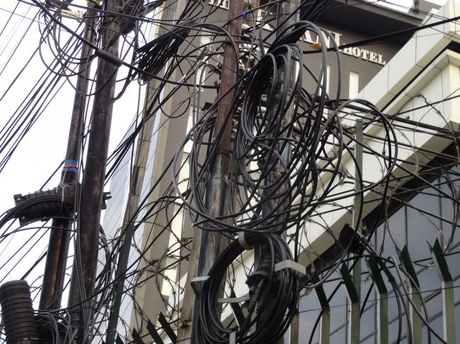 東南アジアでよく見られるスパゲティ配線。ちょっと危ない込み入った配線です。