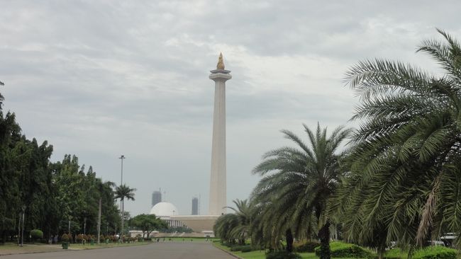 独立記念塔モナスMonumen Nasionaiの短縮形とのこと、市のほぼ中心に位置する。