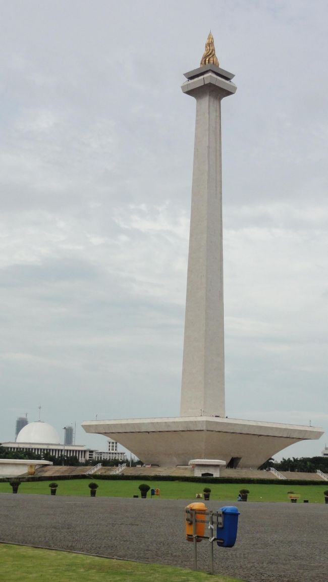 頂上に純金の火あり、高さは132m。