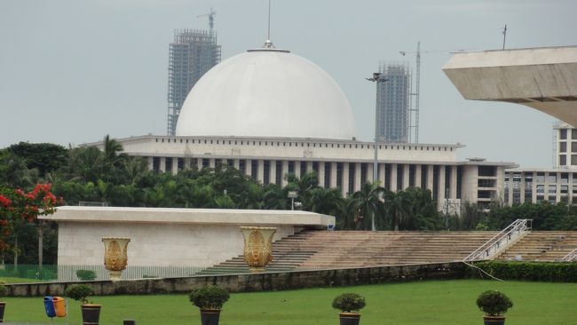 記念塔の隣に位置するイスティクラ・モスク、東南アジア最大のモスクとのこと。