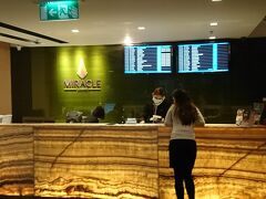 搭乗口に向かう途中、ゲートに近くにプライオリティパスで入れるミラクルラウンジが有ったので時間つぶしで入ってみた。最近、ビジネスクラスの搭乗が多いのでスターアライアンスのラウンジを使っていたが、ここでようやく初めてプライオリティパスを使用した。