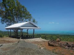 バベルダオブ島の最北端にあるストーンモノリスに向かう。遺跡の入口にある休憩所で昼食。高台になっている休憩所からは美しい海が見渡せる絶景ポイント。