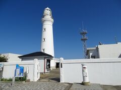 昨日とは打って変わって晴天の今日。白い灯台と蒼空のコントラストが映えます。
