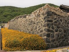 【女木島の風景】象徴的な景色　オオテ

女木島の象徴的な景観をつくる防風用石垣
この石垣は「オオテ」と呼ばれているもの

　http://www.mlit.go.jp/crd/chirit/image/100kei-megi.pdf


