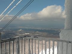 頂上に到着。
ここまで来るとやっぱり寒い。途中吹雪いてきます。