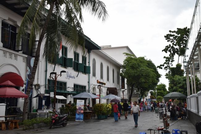 ファタヒラ広場に向かう道。