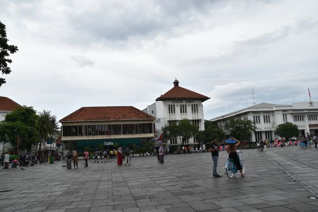 ファタヒラ広場、修学旅行生や外国人観光客が多く歩いていた。