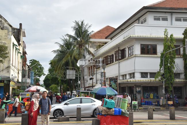 ファタヒラ広場より出てきたメインの通り。