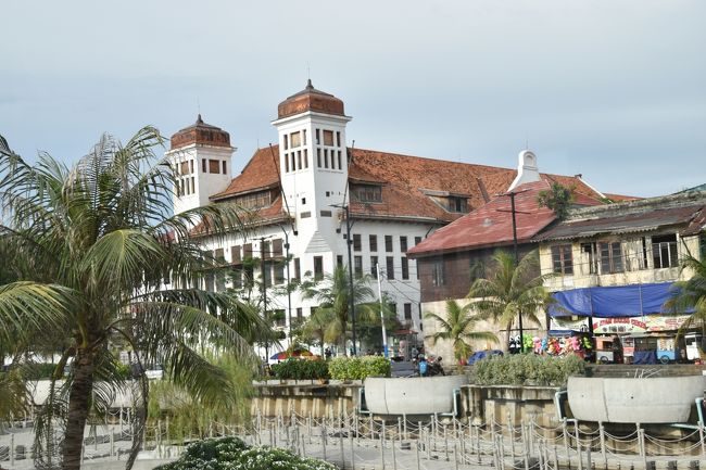 通りの横に並ぶ古風な建物。