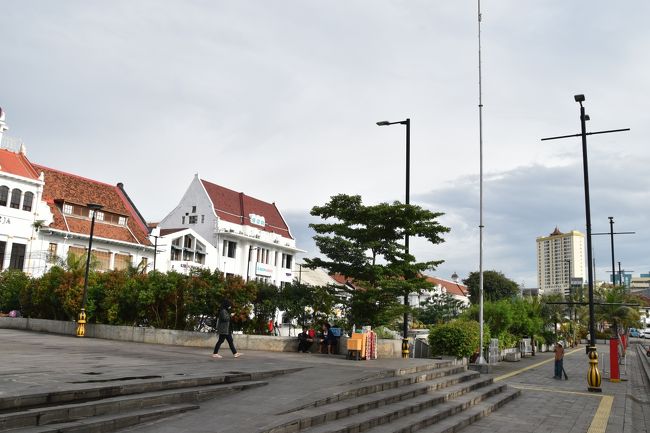 両側の通りの真ん中に川が流れています。