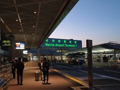 成田空港第1ターミナルに到着。
土曜日夕方ということもありお客さん少ないですね。