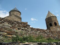 Stepantsminda＝Kazbegi　
ゲルゲティのツミンダ・サメバ教会
ロシア国境から10キロほどの町、カズベギのバス停でタクシー（往復と40分の見学時間で、50GEL/1台）に乗り換えて行った、山頂のゲルゲティのツミンダ・サメバ教会