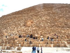 墓泥棒が開けた穴からクフ王のピラミッドに入場します。石が積まれていない部分が正式な入口だそうてす。