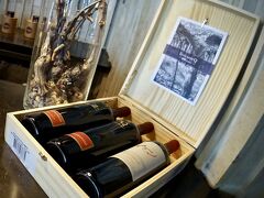 【気鋭のワイナリー：スッカルディ：Familia Zuccardi (Uco Valley)】

さて、上にあがります～

でも、ワインが欲する場所（地下で暗くジメジメした感じ）じは、人間様の生活環境とは相反するのかもしれませんね....

私は、暗いところも狭いところも何の抵抗もないのですが、ちょっと外の様子とはかけ離れたこの雰囲気に、息苦しさを覚えました...