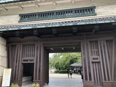 名古屋城へ
でっかい門をくぐって内部へ