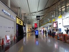 新婚旅行の時は伊丹空港からだったし、
関空は午前便の利用ばかりだったので、夜便は初めて。
昼間と違って閑散としててビックリ。
両替したり、Wi-Fi借りたり、買い物したり、
カードラウンジでお茶しながら過ごしました。
この時間がたまらなく好き。