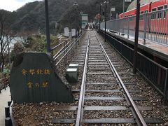 　余部鉄橋は、JR山陰本線の鎧駅と餘部駅との間にあり、旧鉄橋は明治45年1月に完成。その後、現在のコンクリート製の新しい橋梁に架け替えられましたが、古い鉄橋と路線の一部が現在の路線と並行して、餘部駅のホームに沿う形で残されており、展望施設「空の駅」として活用されています。