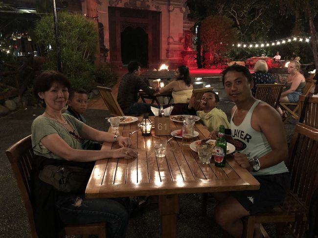 ナイトズーの最後のイベントショーを観ながら食事