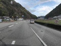 　トンネルを抜けると、ここにも『道の駅・宇津ノ谷峠（静岡側）』がある。
　今日のウォーキングの出発点だが、ここも通過して、