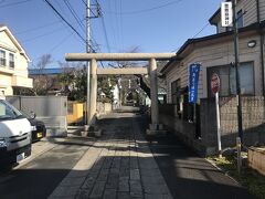 奈良橋バス停から１，５Ｋｍ、豊鹿島神社の一の鳥居が見えてきました。