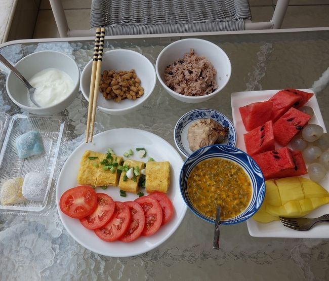 2日　　昼食<br />赤飯　納豆　ヨーグルト　卵焼き　黒ニンニク　餅<br />果物（スイカ　ラムヤイ　マンゴー　パッションフルーツ）