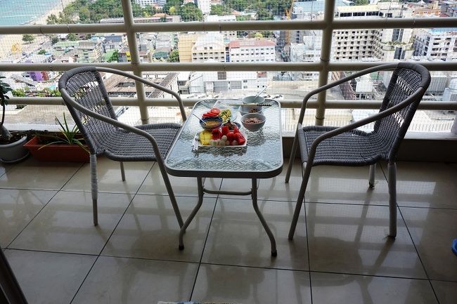 3月2日　　パタヤクランのホームプロで買いましたベランダ用に椅子とテーブル、　799B　椅子499B×2　合計　1797B≒6100円　これで昼食はベランダで食べることが多くなるだろう。