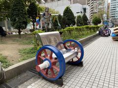 お気に入りの車輪ベンチ、雨は上がったけどまだ濡れてて座れず残念。
SL喫煙所で一休み。