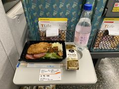 さっき買った駅弁でお昼ご飯。
お水かと思ったら氣泡水（炭酸水）だったオマケのボトル。