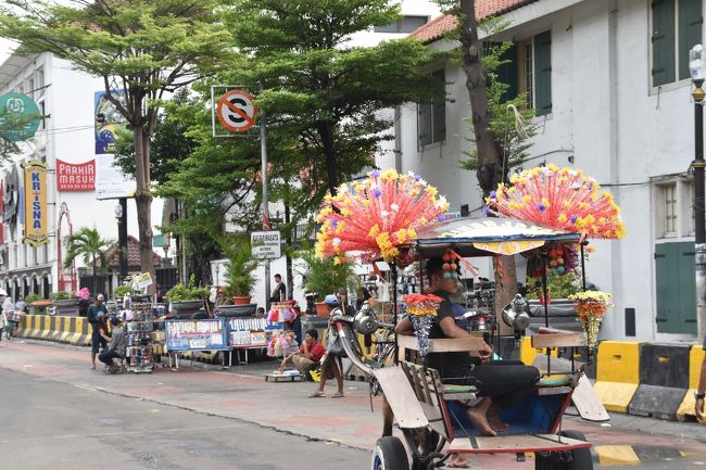 コタ駅付近で見た風景、何か食べ物化飲み物を売っている。