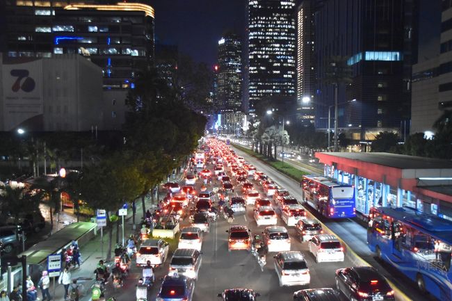 夜のメインロード、一般道路は詰まっているが、トランスジャカルタはすいすい走っている。
