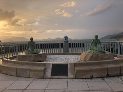 夕食は小浜へ移動し「人魚の浜」で休憩。